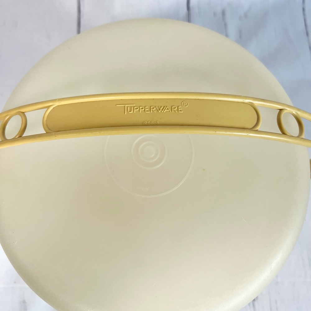 TUPPERWARE Harvest Gold Round Cake Plate and Lid Carrier Vintage MCM Retro - Picture 3 of 6
